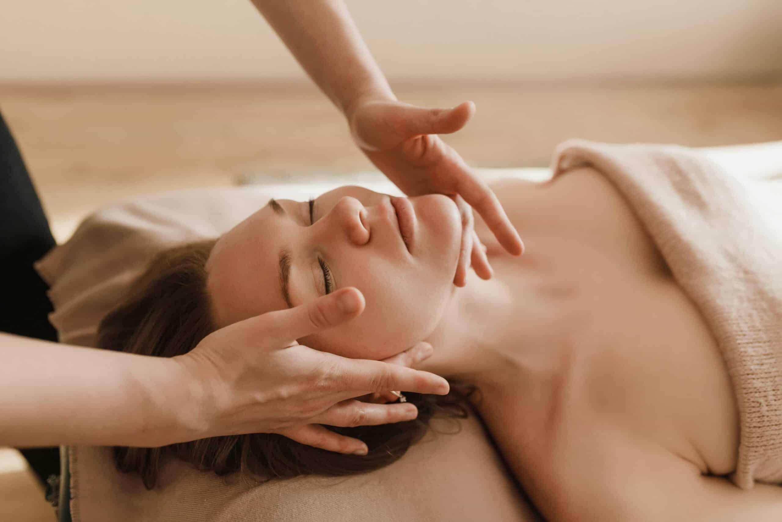 Une masseuse masse le visage d'une dame à Porto-Vecchio